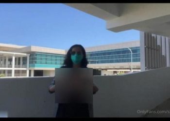 Havalimanında göğüslerini ve cinsel organını açıp video çeken kadın aranıyor!