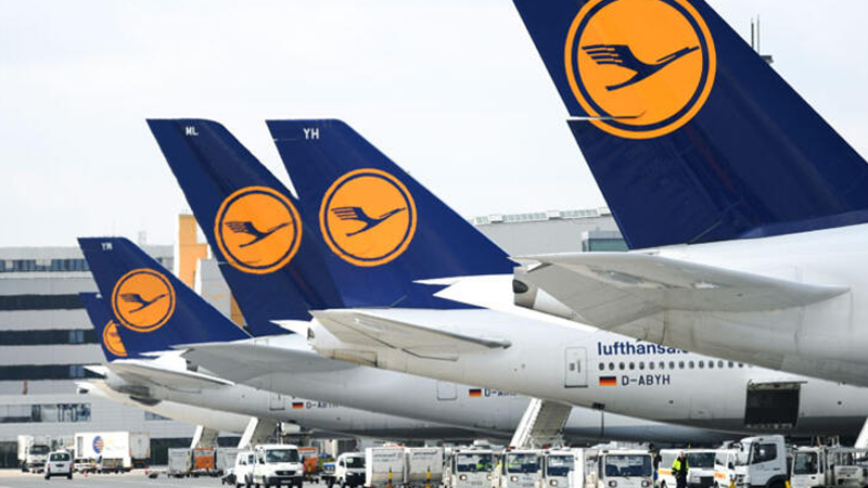 Havayolu şirketi Lufthansa, Omicron varyantının artması üzerine 33 bin seferi iptal etti