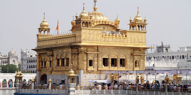 Hindistan’da Sih Tapınağı’nda iki kişi saygısızlık ettikleri gerekçesi ile linç edildi