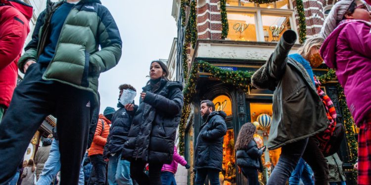 Hollanda, Omicron varyantı nedeniyle 14 Ocak'a kadar kapandı