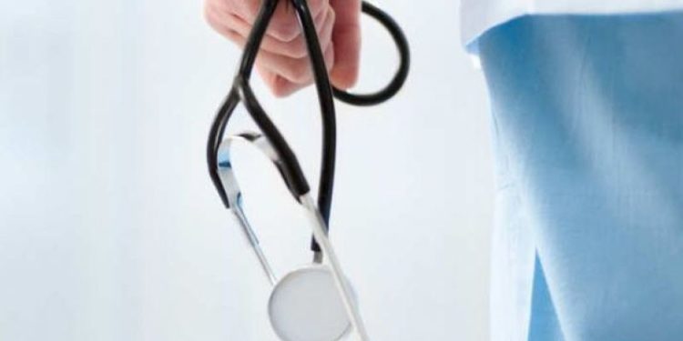 Hükümet, ebe ve hemşireleri zam dışı bıraktı