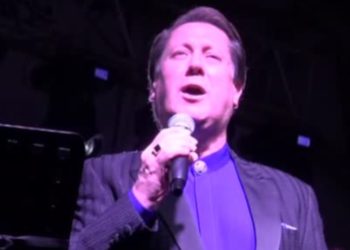 Hülya Avşar'dan sonra 'sahneye' Ahmet Özhan çıktı: Yarım ekmek yeriz