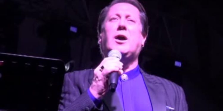 Hülya Avşar'dan sonra 'sahneye' Ahmet Özhan çıktı: Yarım ekmek yeriz