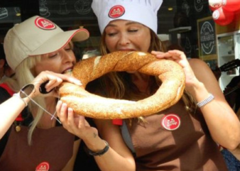 Hülya Avşar’ın “Gerekirse simit yenecek” sözlerine tepki: RTE’nin iç sesi bir nevi