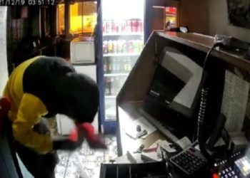 Hırsız önce bayrağı öptü, sonra paraları çaldı!