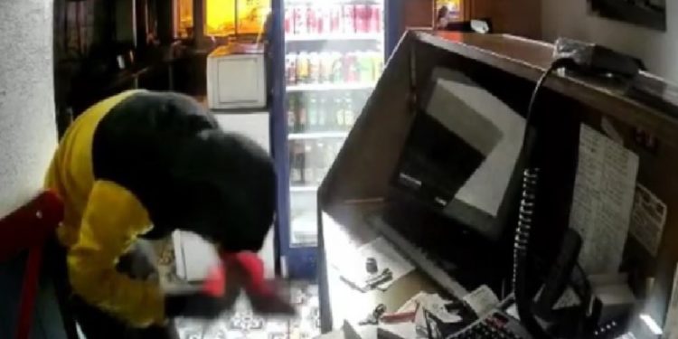 Hırsız önce bayrağı öptü, sonra paraları çaldı!