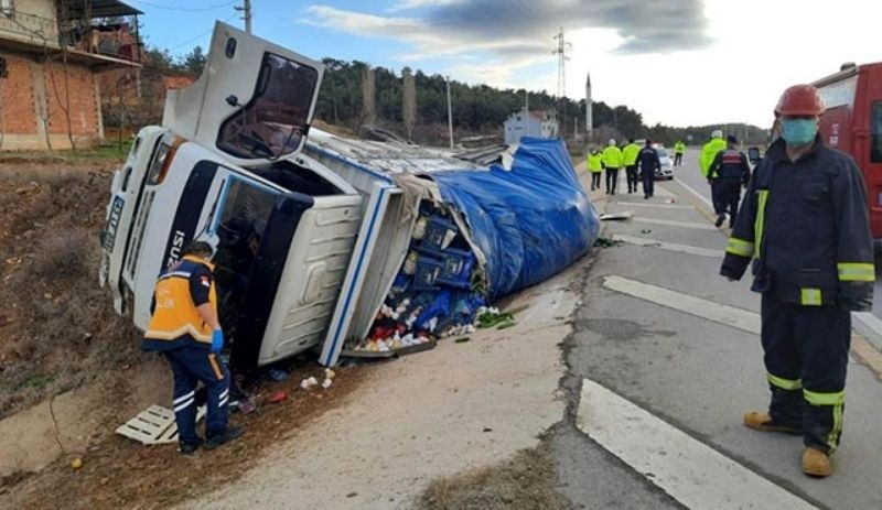 Kütahya'da sebze yüklü kamyonet devrildi: 1 ölü, 1 yaralı