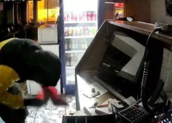 Kasadan çıkan Türk bayrağını öptü, sonra paraları çaldı