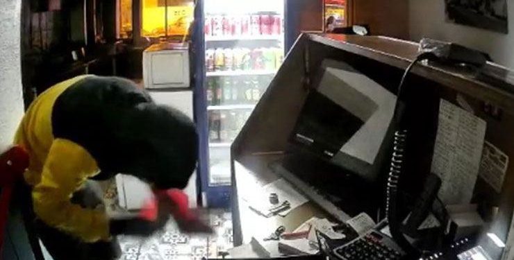 Kasadan çıkan Türk bayrağını öptü, sonra paraları çaldı