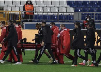Kasımpaşa maçında sakatlanan N'Koudou, sahadan sedyeyle ayrıldı