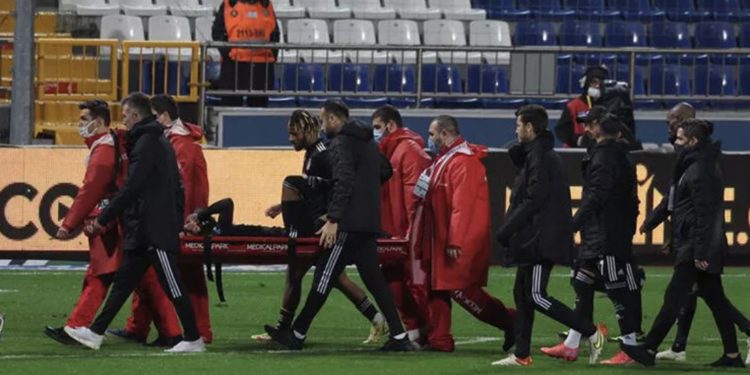 Kasımpaşa maçında sakatlanan N'Koudou, sahadan sedyeyle ayrıldı