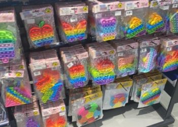 Katar'da g&ouml;kkuşağı renkli oyuncaklara operasyon