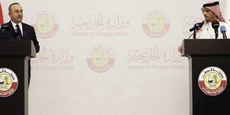 Katar'daki basın toplantısında Çavuşoğlu'ndan ekonomi çıkışı: Türkiye'ye para göndermesi için değil, ilişkilerimizi her anlamda geliştirmek için geldi