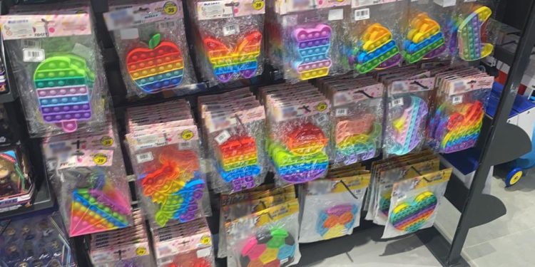 Katar’da gökkuşağı rengindeki oyuncaklar toplatıldı