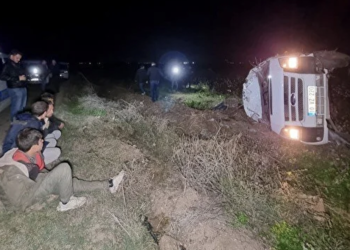 Kaçak göçmenleri taşıyan minibüs polisten kaçarken devrildi