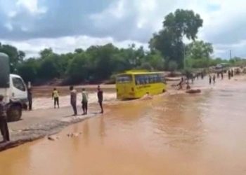 Kenya’da köprüden geçmeye çalışan otobüs nehre sürüklenerek devrildi: 31 ölü