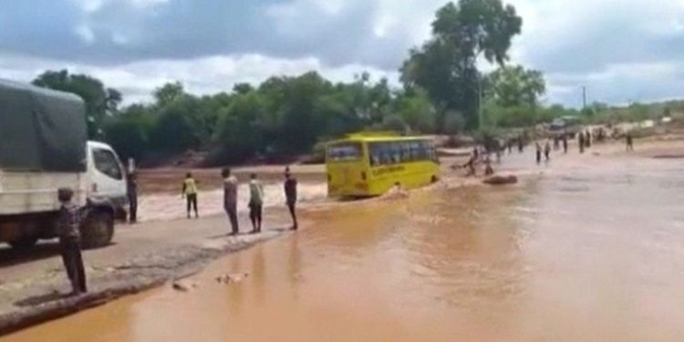 Kenya’da köprüden geçmeye çalışan otobüs nehre sürüklenerek devrildi: 31 ölü