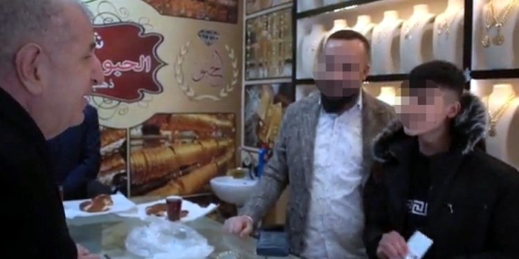 Kimlik ve ruhsat sorup Suriyeli kuyumcuyu hedef gösteren Ümit Özdağ'a tepki