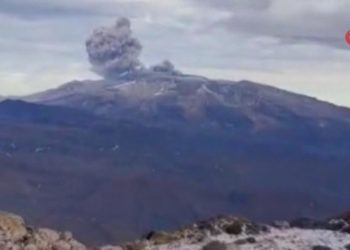Kolombiya’da yanardağdan püsküren duman ve kül uçuşları durdurdu