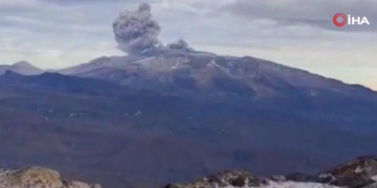 Kolombiya’da yanardağdan püsküren duman ve kül uçuşları durdurdu