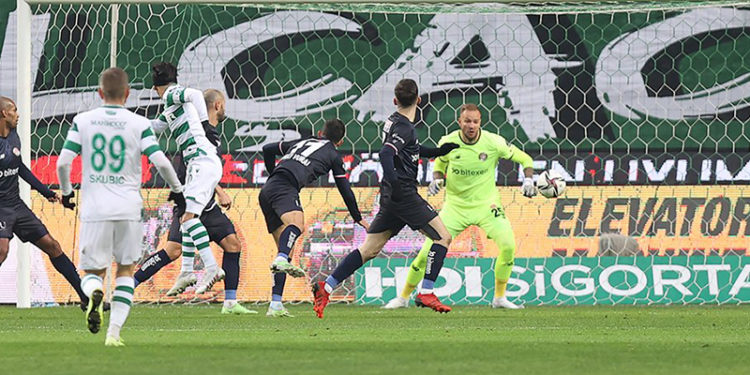 Konyaspor uzatmalarda kazandı, zirve takibini sürdürdü