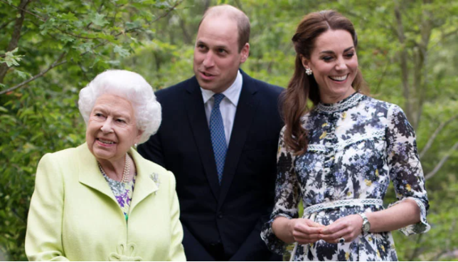 "Kraliçe Elizabeth, torunu Prens William'ın helikoptere binmesini istemiyor; ona bir şey olursa anayasal kriz çıkar"