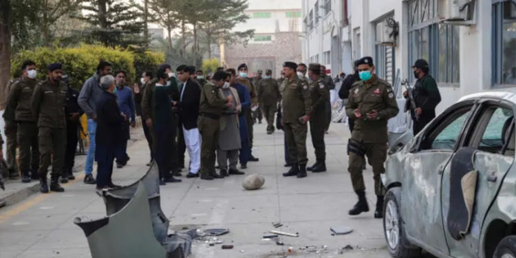 Kuran ayeti posterlerini indirdiği gerekçesiyle linç edip, cesedini yaktılar!