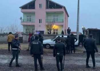 'Köpek yumurta yedi' meydan muhaberesi: taşlı, sopalı kavgada; 15 gözaltı ve yaralılar var