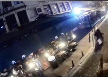 Köpeğin kovaladığı motokurye kaza yaptı