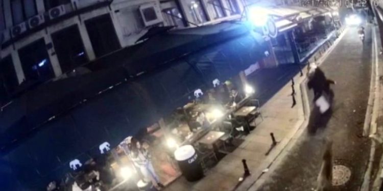 Köpeğin kovaladığı motokurye kaza yaptı