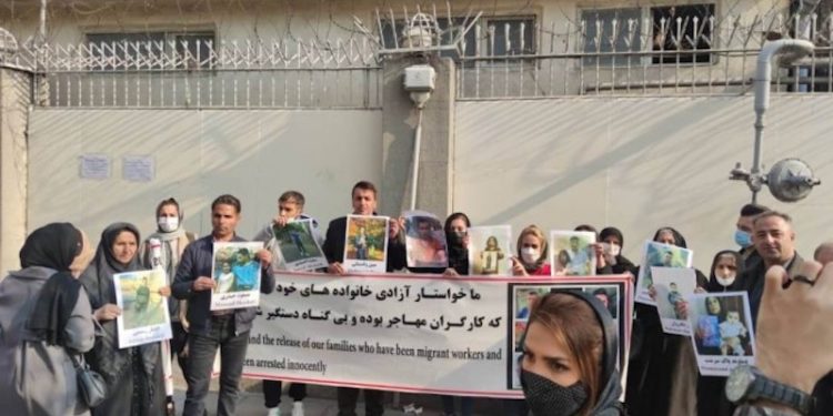 Kürt mülteci ailelerinden Tahran Büyükelçiliği önünde oturma eylemi