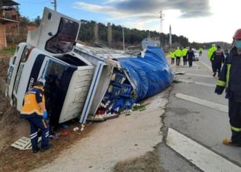 Kütahya'da sebze yüklü kamyonet devrildi: 1 ölü, 1 yaralı