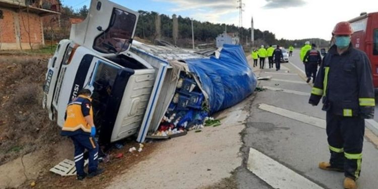 Kütahya'da sebze yüklü kamyonet devrildi: 1 ölü, 1 yaralı
