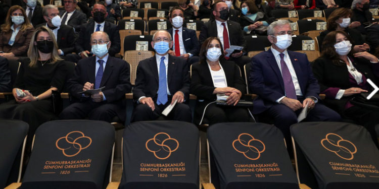 Kılıçdaroğlu ve 10. Cumhurbaşkanı Ahmet Necdet Sezer birlikte konser izledi