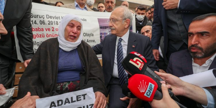 Kılıçdaroğlu ‘adalet nöbeti’ndeki Şenyaşar ailesini ziyaret etti: ‘Kardeşin olarak takipçisi olacağım’