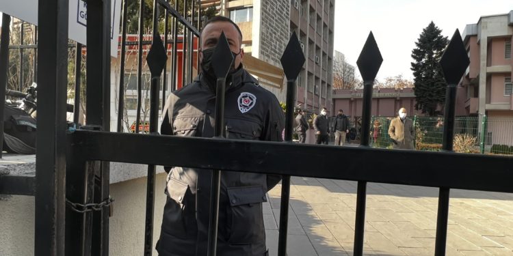 Kılıçdaroğlu’nun ziyareti öncesi MEB’in kapısına zincirli kilit