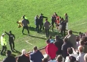 Kırmızı kart gören futbolcu, hakeme kafa attı; maç tatil edildi