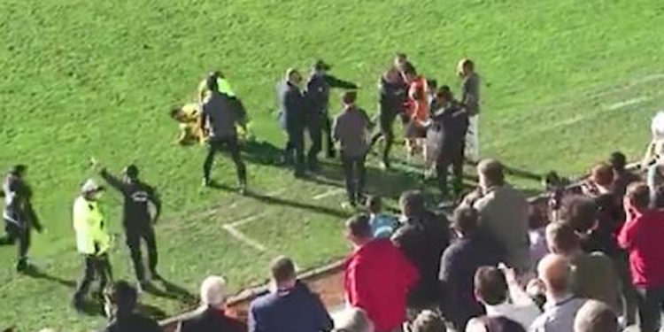 Kırmızı kart gören futbolcu, hakeme kafa attı; maç tatil edildi