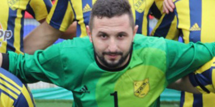 Kırmızı kart gören futbolcu, rakip takımın soyunma odasını tabancayla bastı!