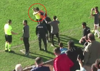 Kırmızı kart gösteren hakeme kafa attı!