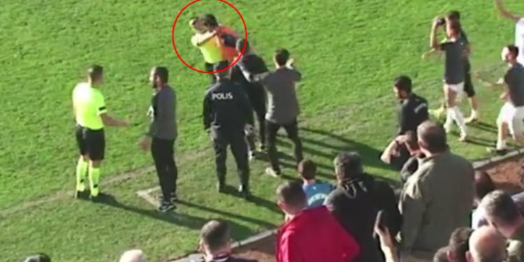 Kırmızı kart gösteren hakeme kafa attı!