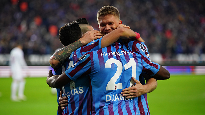 Lider Trabzonspor, Hatayspor karşısında üç puanı iki golle aldı