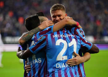 Lider Trabzonspor, Hatayspor karşısında üç puanı iki golle aldı