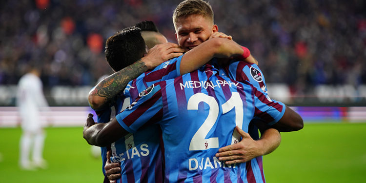 Lider Trabzonspor, Hatayspor karşısında üç puanı iki golle aldı