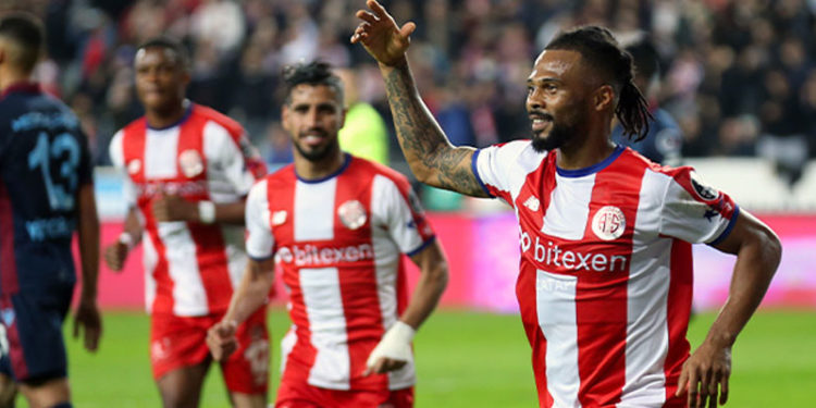 Lider Trabzonspor, Süper Lig'de ilk mağlubiyetini aldı