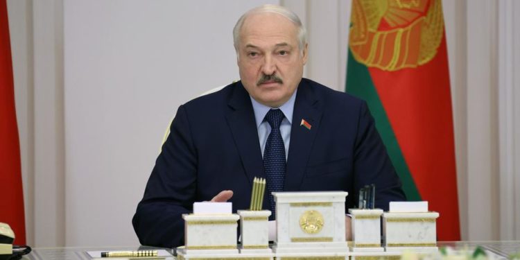 Lukaşenko'dan NATO'ya tehdit: Rus nükleer silahı alırız