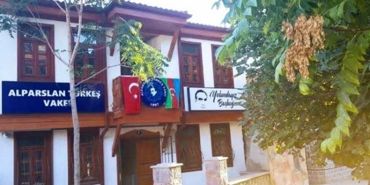 MHP Ankara İl Başkanı, Alparslan Türkeş Vakfı'nı basarak tehdit savurdu