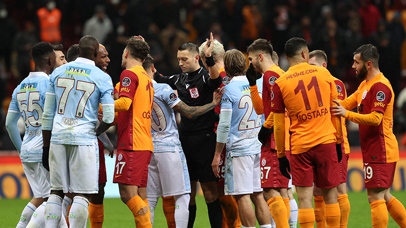 Maç sonunda hakem Zorbay Küçük ile Galatasaraylı futbolcular arasında gerginlik!