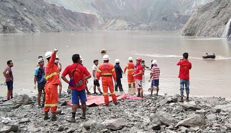 Maden ocağında heyelan: 80 kişinin maden atıklarıyla birlikte göle sürüklendiği endişesi