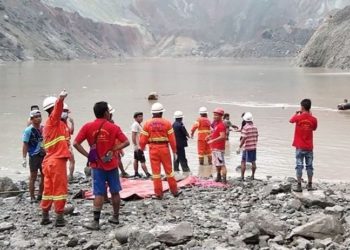 Maden ocağında heyelan: 80 kişinin maden atıklarıyla birlikte göle sürüklendiği endişesi